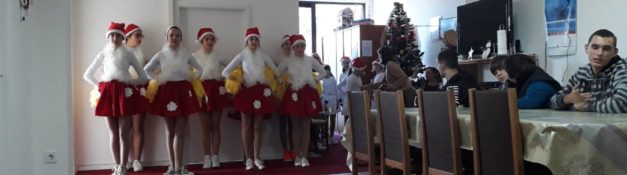 22. 12. 2017. Gostovanje mažoretkinja kluba “Lili” Herceg Novi. U toku decembra održano je više novogodišnjih svečanosti u Dnevnom centru za djecu sa smetnjama i teškoćama u razvoju. Prenosimo dio praznične atmosfere putem fotografija i zahvaljujemo mažoret klubu “Lili” na saradnji i gostovanju.