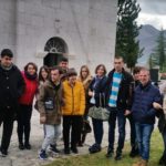 18. 12. 2019.   Jednodnevni izlet korisnika Dnevnog centra u Trebinje. Obilazak manastira Sv. Apostola Petra i Pavla, šetnja gradom, ručak, odmor u prirodi. 