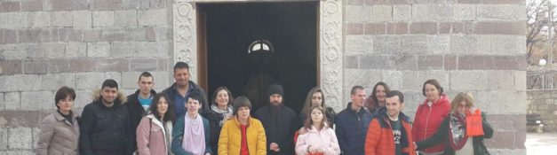 22. 01. 2020.   Izlet korisnika Dnevnog centra u Budvu. Posjeta Manastiru Podmaine, šetnja kroz stari grad Budva, šetnja uz more, ručak i osvježenje.